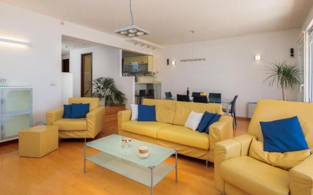 Seaside Apartment Gold 1row