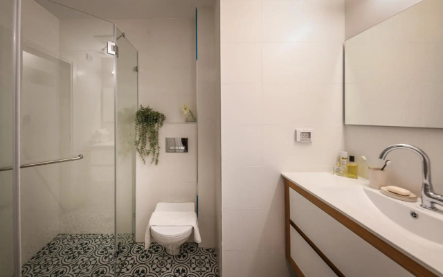 Stylish 2BR Apartment with Balcony and Urban View