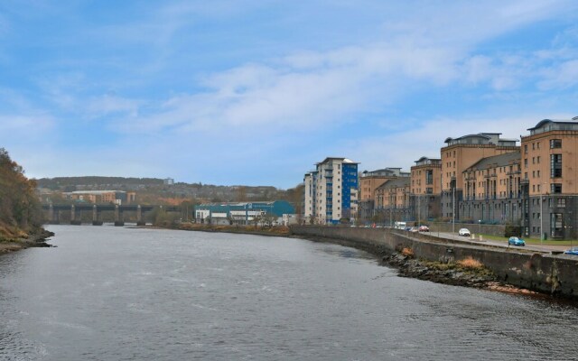 Riverview-2br-sleeps4-citycentre-parking-fastwifi