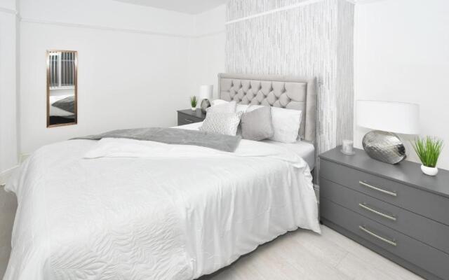 Beautiful 3-bed House by Ministays Stoke-on-trent