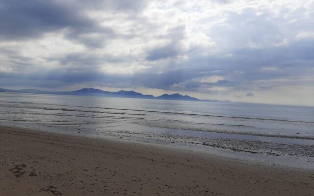 Min yr Afon - Cabin - Sleeps 2 - Hot Tub - Parking