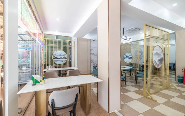 Meet Holiday Hotel
