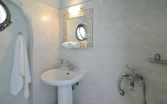 Kymothoi Rooms & Pool Bar