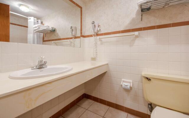 Quality Inn Breeze Manor