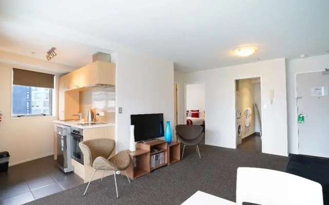 Bianco Off Queen Apartments