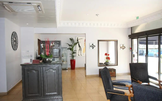 Henry II Hotel