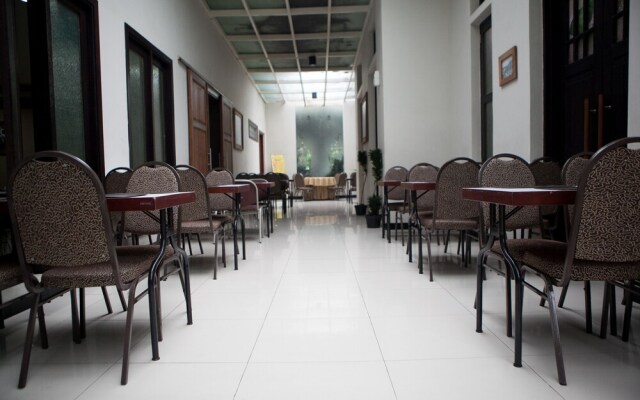 RedDoorz Plus near Bandung Indah Plaza
