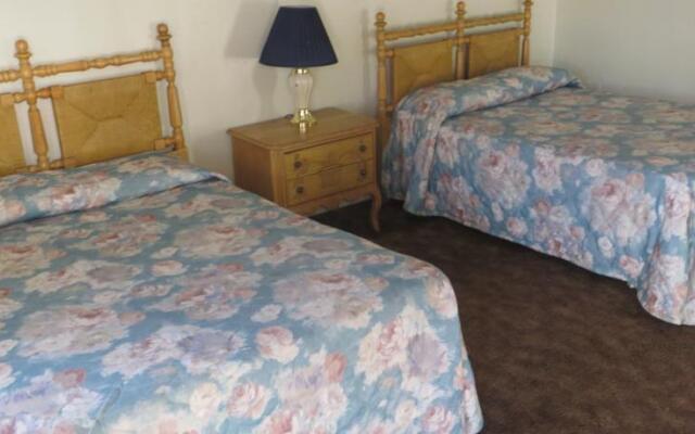 Holiday House Motel