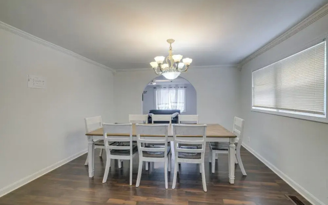 Spacious Triangle Townhome - Near Hiking & Golf!