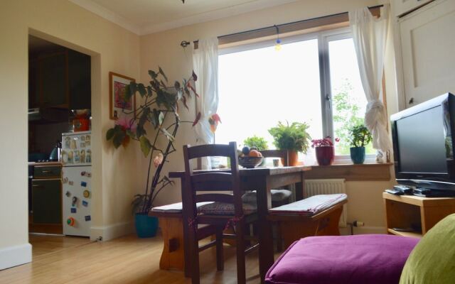 2 Bedroom Flat In Morningside With Private Garden