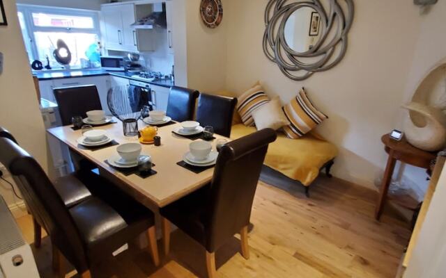 Stylish 3 bed house with Garden Free Parking