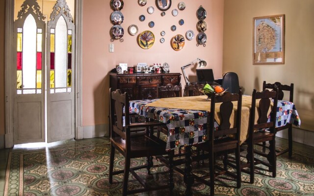 Hostal Balcones 2, Knocking on Cuba