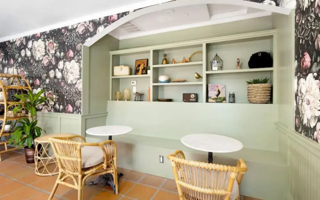 Fleur Noire Hotel
