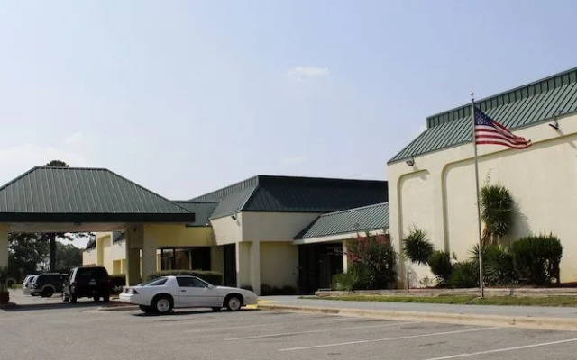 Red Carpet Inn & Suites