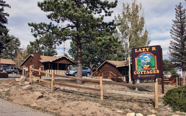 Lazy R Cottages: 17 2 Bedroom Cabin