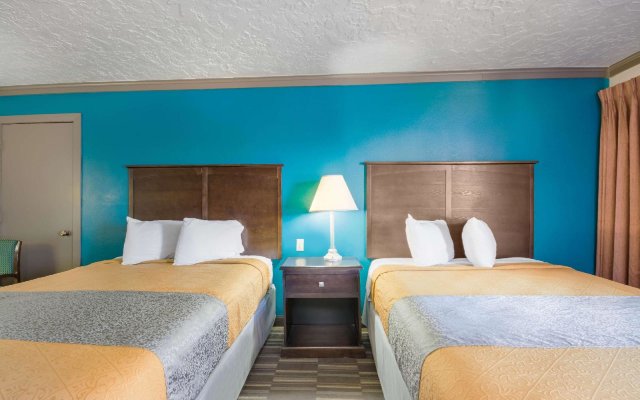 Econo Lodge Inn & Suites