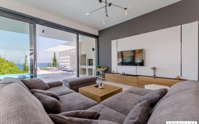 Pax in Sutivan with 3 bedrooms and 3 bathrooms