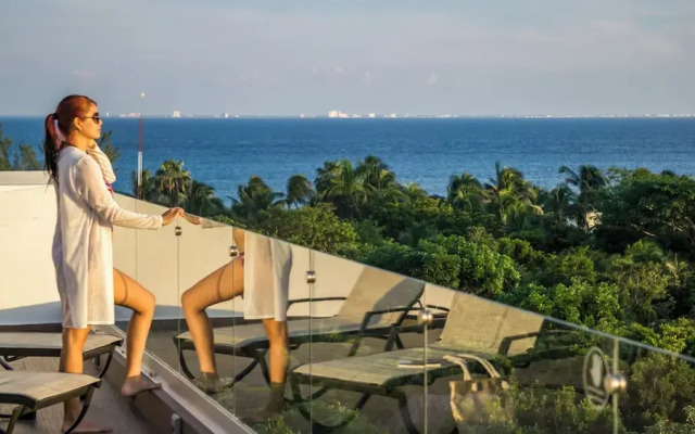 Luxury Studio Rooftop Pool and Jacuzzi