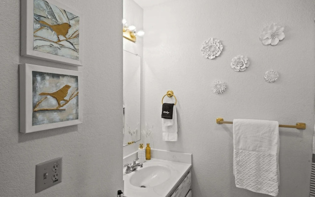 Cozy PC Condo Top Floor Studio