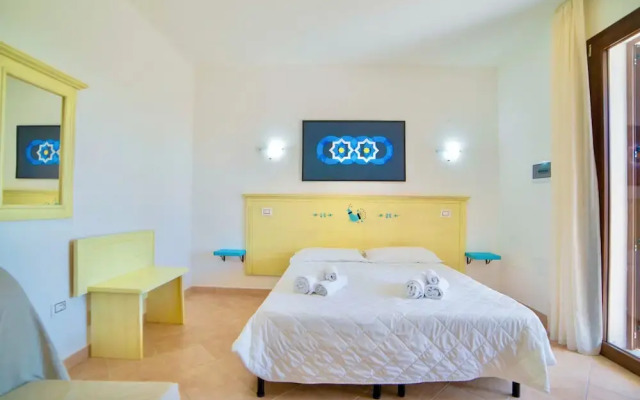 Hotel with swimming pool just 300 mt from the Baia delle Mimose-beach
