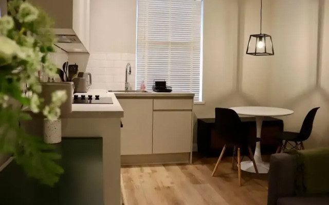 Renovatedapartmentsleeps4-freeparking-tv