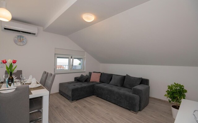 Amazing Apartment in Podaca With Wifi and 2 Bedrooms
