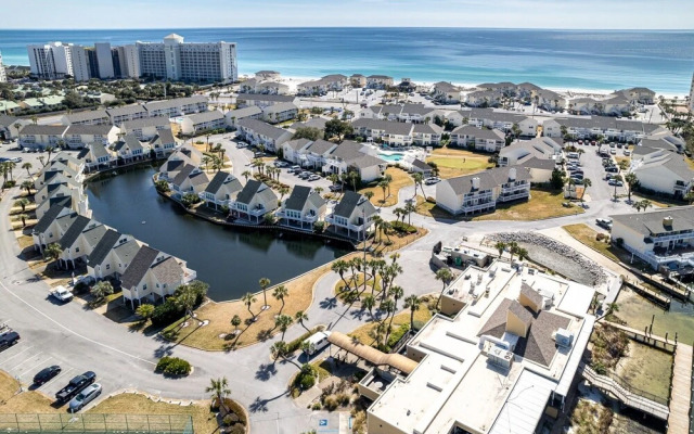 SPC 2013 is a Pet Friendly Upstairs 1 BR with Seasonal Beach Setup by RedAwning