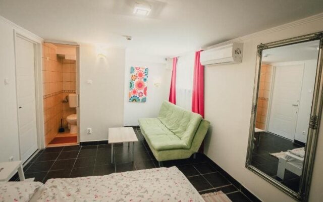 Caesar Apartments And Rooms