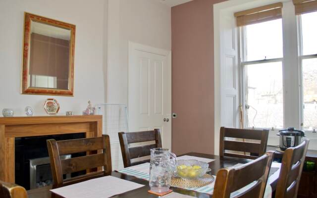 Beautiful 2 Bedroom Flat In Leith