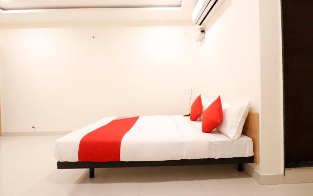 Collection O Hotel 7 Treats Near Amanora Mall