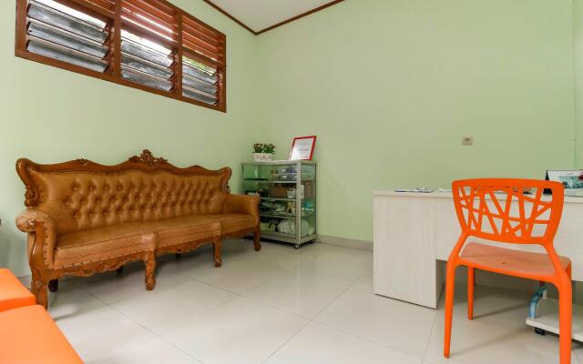 RedDoorz Plus @ Karet Pedurenan 3