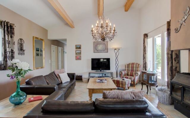 Spacious Villa With Private Swimming Pool and Jacuzzi