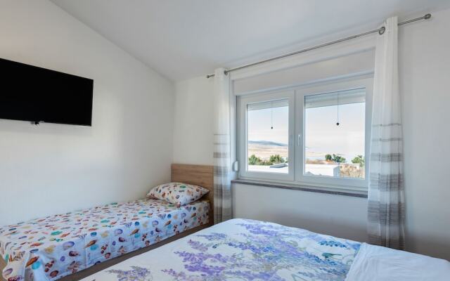 Bright Holiday Home in Jasenice With Beach Nearby