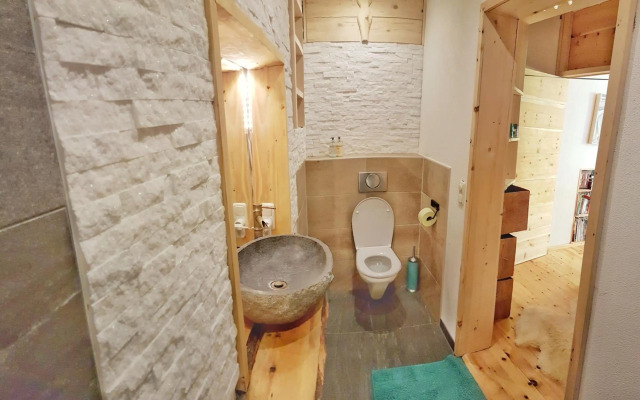 DMG - 'Large, Luxurious Ground Floor' Apartment