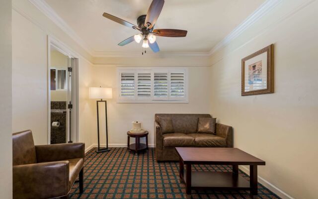 Clarion Collection Carmel Oaks Inn