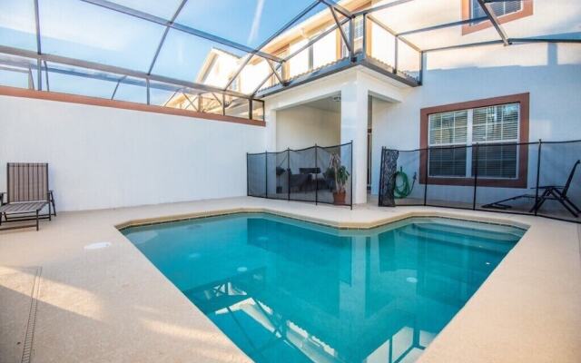 4 Bdrm With Private Pool