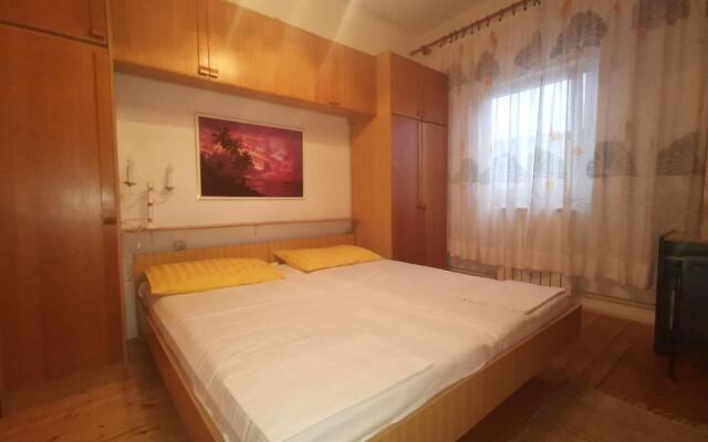 Apartment Andrija 21 pax