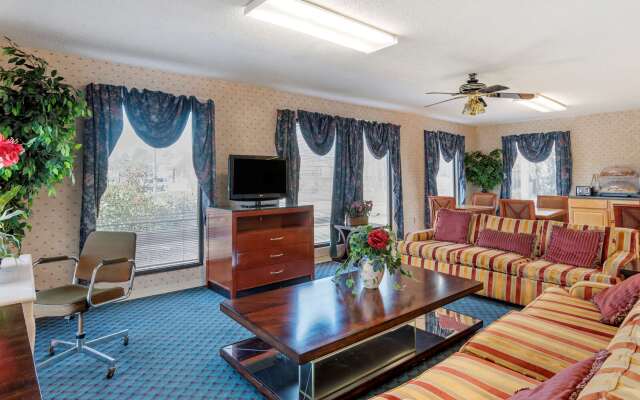 Econo Lodge Pearl