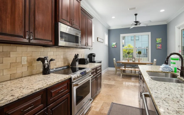 Villa Lago 1973* (S)(2G)- 4BR 4BA + Den- (12)