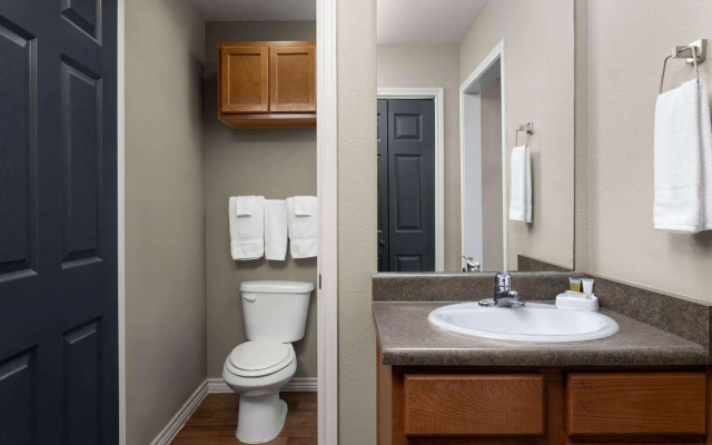 Eagle's Den Suites Kenedy a Travelodge by Wyndham