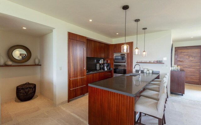 Sunny Vacation Condo 4