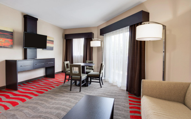 Holiday Inn Express & Suites Naples Downtown - 5th Avenue by IHG