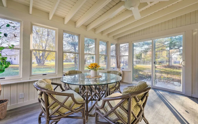 Granger 'hedge House' w/ Sunroom & Yard Games