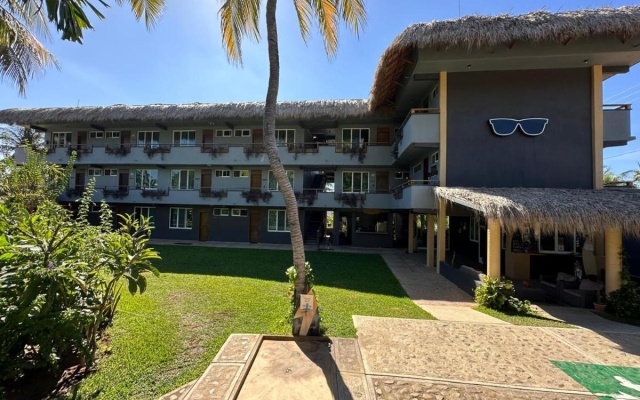 Straw Hat Surf Hostel
