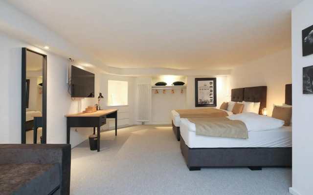 5 Personen Altbau nahe Kurfürstendamm