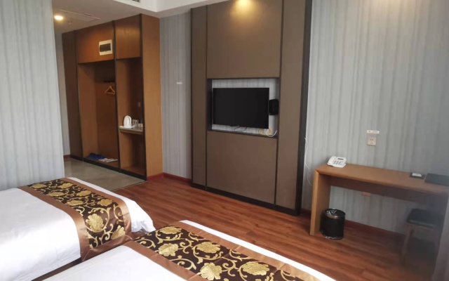 Super 8 Hotel (Aksu Jinlan Square)