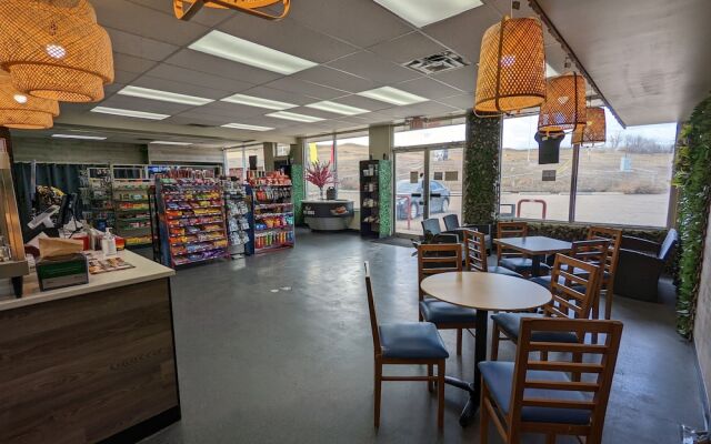 Riverside Motel & Suites