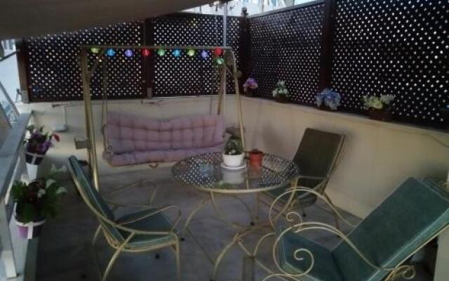 Top Floor Studio Near Metro