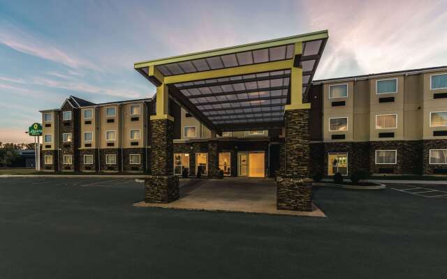 La Quinta Inn & Suites by Wyndham Collinsville - St. Louis