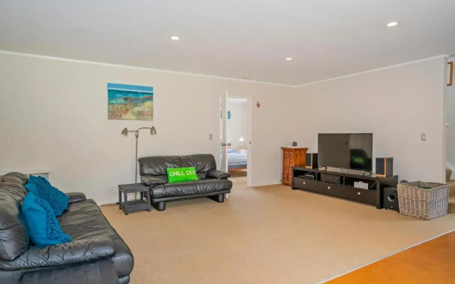 The Bungalow at Matarangi - Matarangi Holiday Home
